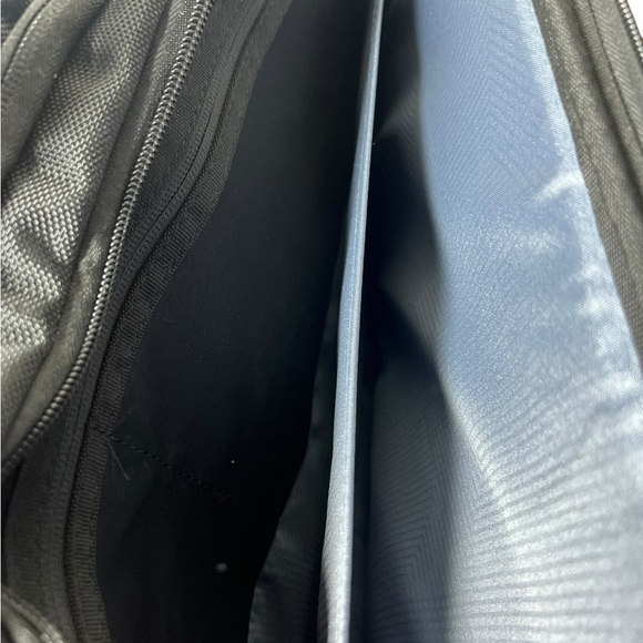 Targus Black Executive Laptop Bag - Picture 3 of 5